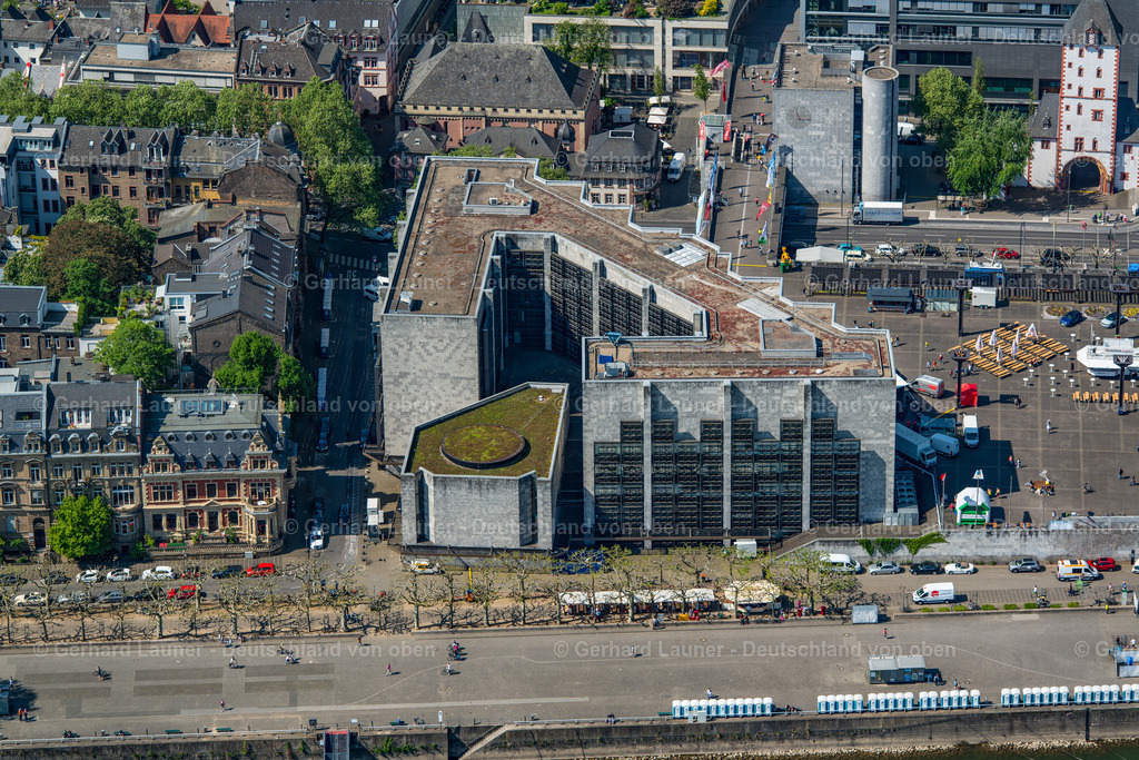 3800252 | Das  denkmalgeschützte Gebäude des Rathauses  der Stadt Mainz, am Rheinufer, bildet mit dem  Brandzentrum, dem Hilton-Hotel und der Rheingoldhalle  einen  Komplex der Nachkriegsmoderne.