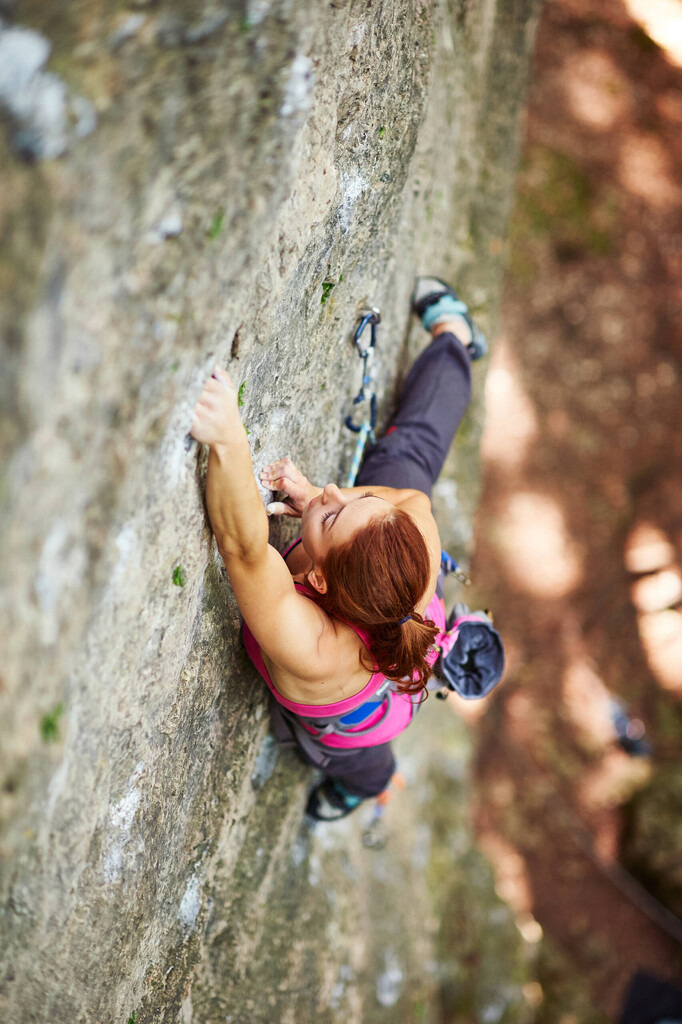 CS-160730-0635-1 | Saskia klettert Kärwazeit (7-) an der Castellwand in der Hersbrucker Schweiz im Frankenjura rotpunkt