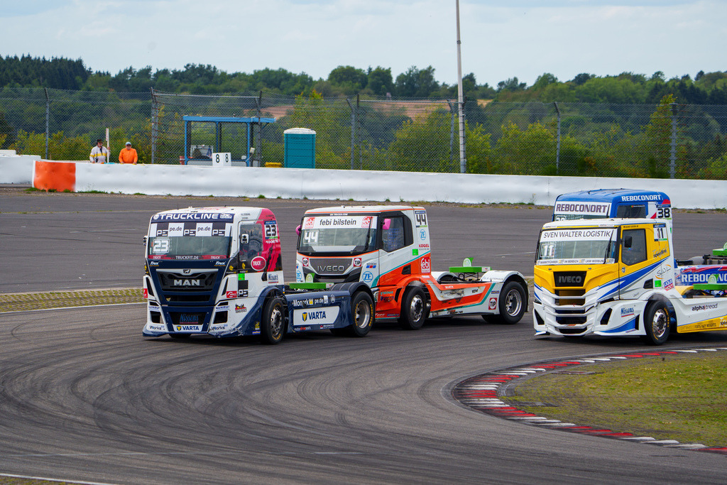 A7409718 | 14.07.2024 Goodyear FIA European Truck Racing Championship (ETRC) NürburgringBild: Mercedes Arena Kurz nach dem Start, Dreikampf zwischen #23 ANTONIO ALBACETE, #44 Steffi Halm und #11 Andre Kursim - Realisiert mit Pictrs.com