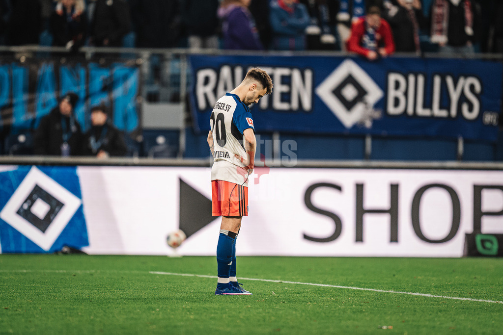 Fußball | Männer | Saison 2025/2026 | 1. Fußball-Bundesliga | 31. Spieltag | Hamburger SV vs. TSG Hoffenheim | 25.04.2026 | Fabio Daniel Ferreira Vieira (#20, HSV) enttäuscht nach dem Schlusspfiff und der Niederlage