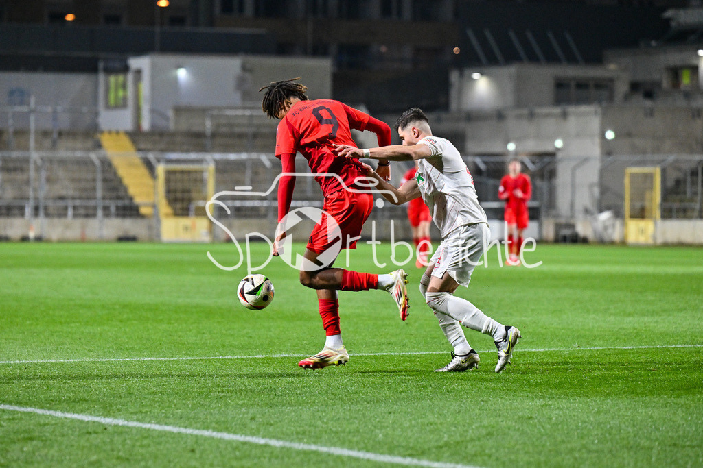 FC Bayern Amateure - FC Augsburg II | im Duell Jonah Daniel KUSI-ASARE (FC Bayern München II #9) und Daniel KATIC (FC Augsburg II 4) / Zweikampf / Regionalliga Bayern: FC Bayern Muenchen II - FC Augsburg II, Gruenwalder Stadion am 14.03.2025