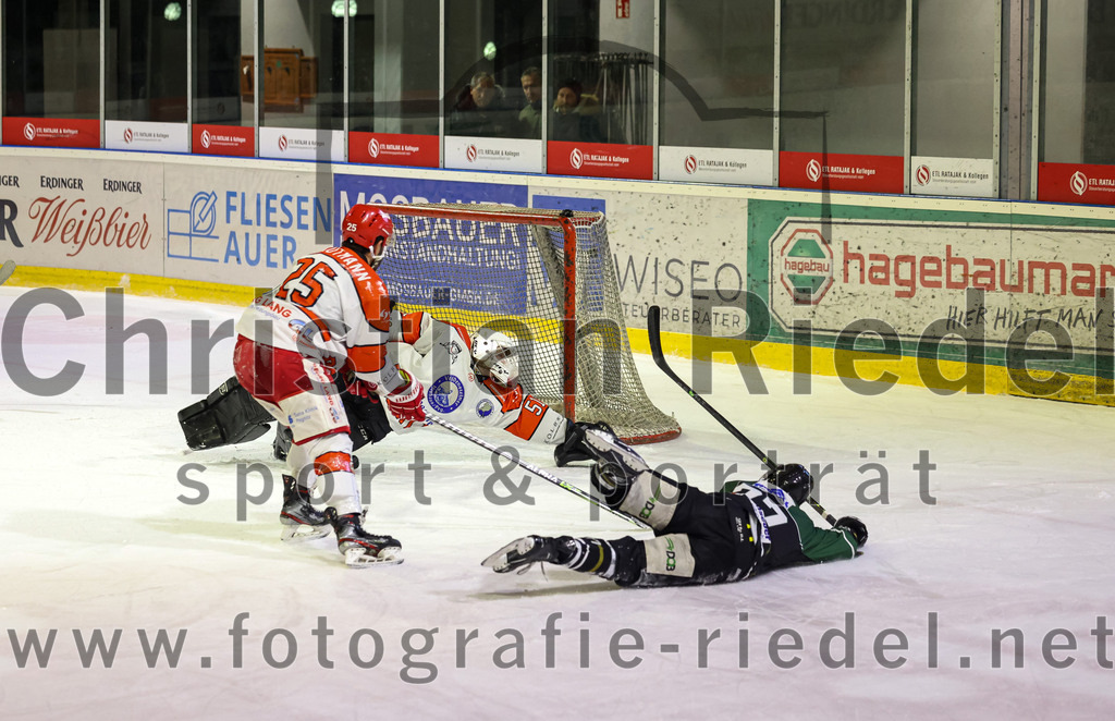 2022-12-02_105_TSV_Erding_gegen_EV_Pegnitz | Erding, Deutschland, 02.12.2022:
Eishockey, Bayernliga 2022 / 2023, 17. Spieltag, TSV Erding gegen EV Pegnitz, Endergebnis: 9:3

Leopold Trautmann (EV Pegnitz, #25), Torwart Filip Rieger (EV Pegnitz, #51), Philipp Michl (Erding Gladiators, #77)

Foto: Christian Riedel / fotografie-riedel.net