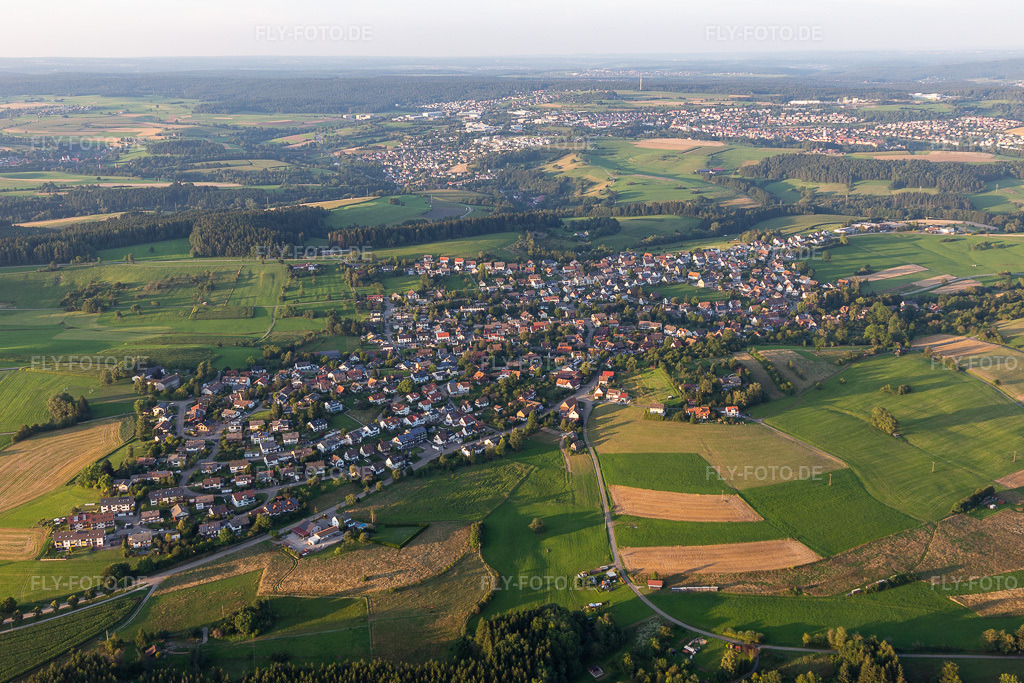 Luftbild: Ortsansicht am Rande von landwirtschaftlichen Feldern und Nutzflächen in Dietersweiler im Ortsteil Dietersweiler in Freudenstadt im Bundesland Baden-Württemberg in Deutschland. Foto: IMG_128560.jpg vom 25.08.2021 durch Werner Riehm/FLY-FOTO.de