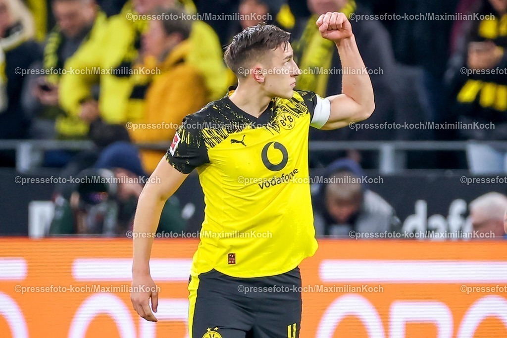 BVB13012601033 | 13.01.2026, Fußball, Borussia Dortmund - SV Werder Bremen,, 1. Fußball Bundesliga, 17. Spieltag, Signal Iduna Park, Saison 2025 2026: Torjubel nach dem Tor zum 1:0 durch Torschütze Nico Schlotterbeck (BVB #04)  zusammen mit   DFB regulations prohibit any use of photographs as image sequences and or quasi-video.