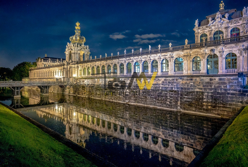 Der Zwinger in Dresden mit Wassergraben bei Nacht---Sterne | Der Zwinger in Dresden ist ein grandioses Fotomotiv. - Realisiert mit Pictrs.com
