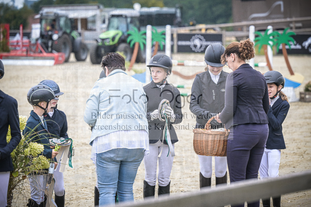 DOS_0141 | Entdecke hochwertige Reitturnierfotos von Foto Oger. Professionell, emotional und authentisch – jetzt Lieblingsmomente im Shop bestellen.Deutschlandweite Turnierfotografie. - Realisiert mit Pictrs.com