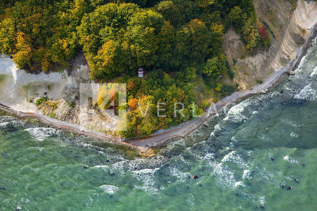 Wandbild-Kreidefelsen-Kolicker-Ort-Luftbild-Ostsee-FOCO5564 | Das sieben Meter hohe Leuchtfeuer Kollicker Ort am Fuße der Kreidefelsen auf Rügen - Realisiert mit Pictrs.com