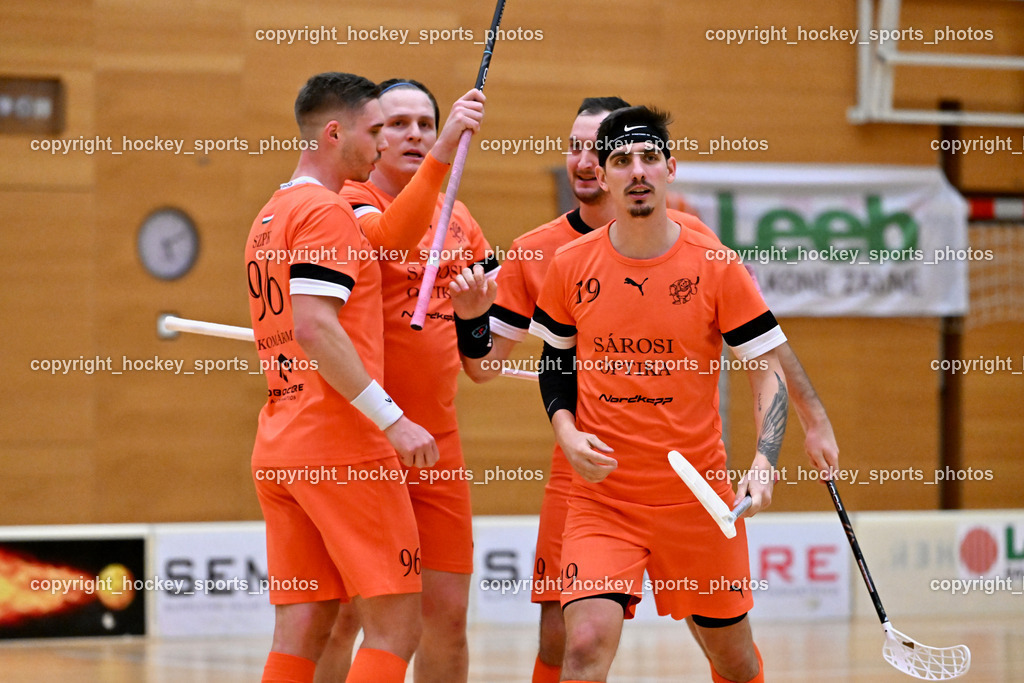 VSV Unihockey vs. SZPK Floorball | Jubel SZPK Floorball Mannschaft, #96 Péter Pfneiszli SZPK SÁROSI OPTIKA KOMÁROM, #19 Áron Szelley SZPK SÁROSI OPTIKA KOMÁROM, VSV Unihockey vs. SZPK Floorball, VSV Unihockey vs. SZPK Floorball am 23.11.2024 in Villach (Ballspielhalle St. Martin), Austria, (Photo by Bernd Stefan)