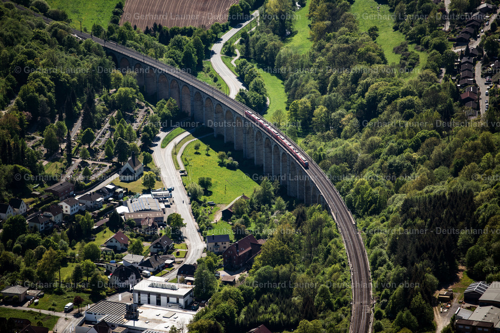 3800535 | Nahverkehrszug aud dem Eisenbahnviadukt bei Altenbeken