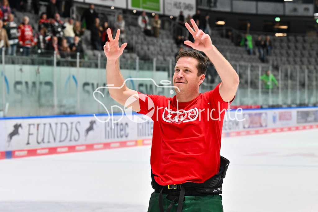 Augsburger Panther - Iserlohn Roosters | Die Augsburger Panther feiern zusammen mit ihren Fans den Heimsieg gegen Iserlohn / Penny DEL: Augsburger Panther - Iserlohn Roosters; Curt Frenzel Stadion am 21.09.2025 / im Bild T. J. TREVELYAN (Augsburger Panther #24)