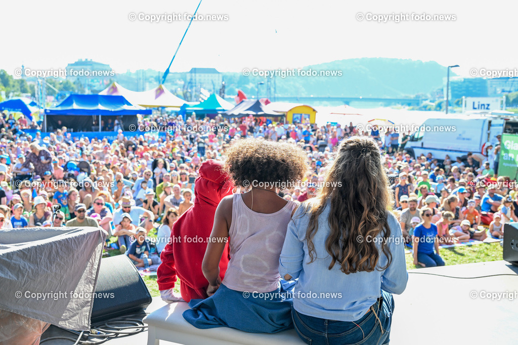 Kinderklangwolke Linz 2023_ 10.09.2023-31 | 10.09.2023, Donaulaende Linz, AUT, Kinderklangwolke 2023, im Bild Kinderklangwolke, Buehne, Zuschauer