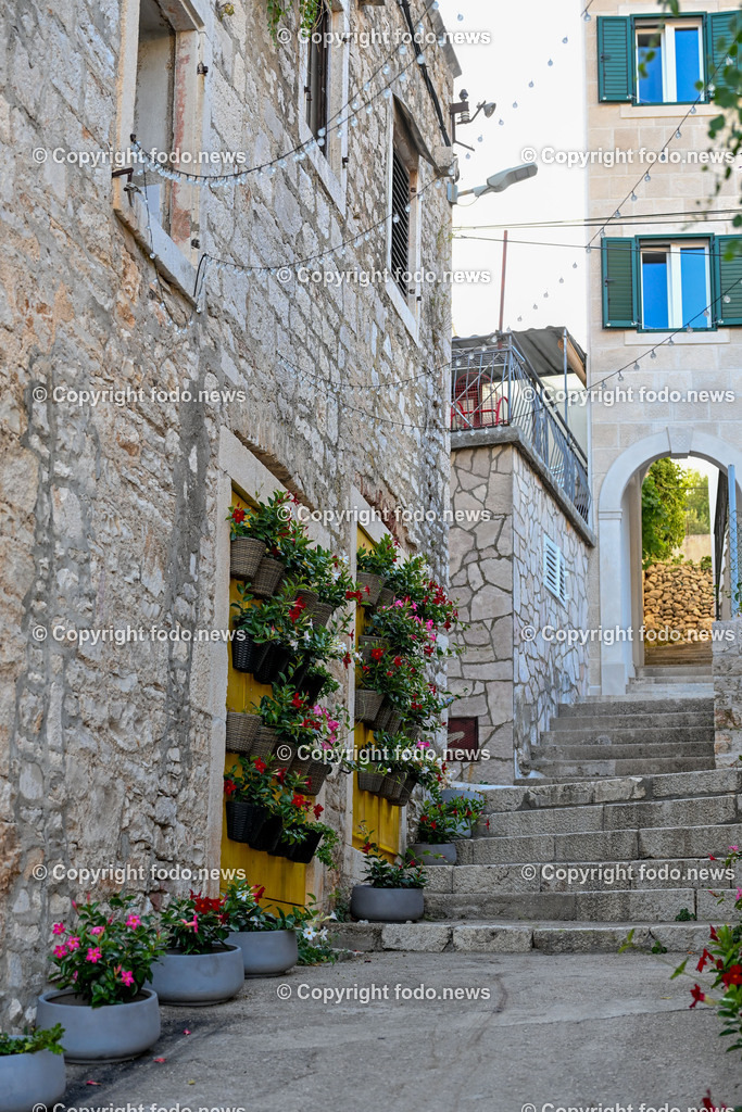 Kroatien_ Brac_ Insel in Dalmatien_ Milna_ 20.07.2025-19 | 20.07.2025, Kroatien, HRV, Brac, Insel in Dalmatien, Milna im Bild Themenbild, Milna, Hafenortschaft in der Gespanschaft Split-Dalmatien auf der Insel Brac, Strasse, Gebaeude, Haus, Feature, Symbolbild