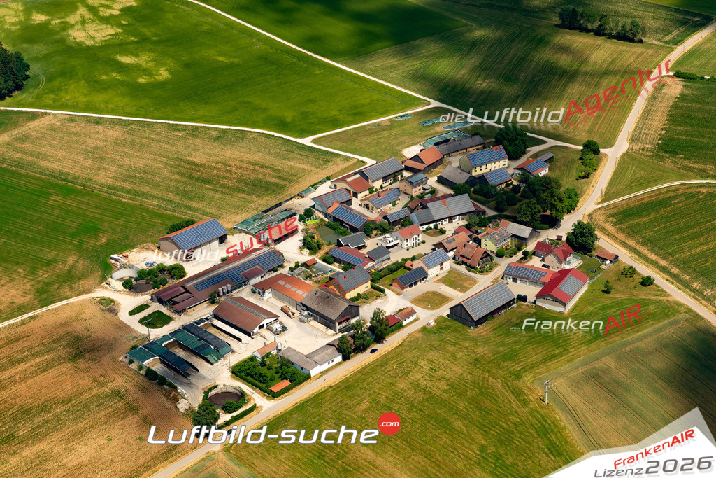 Das Luftbild zeigt : Grafenstadl Hemau - Die Luftaufnahme wurde 2023 vom UL-Flugzeug aus erstellt ( keine Drohne ) - Hochauflösende Luftaufnahme - Für grossformatige Ausdrucke geeignet. Die Geschenkidee !Mit Lizenz und Bildrechte bestellbar
