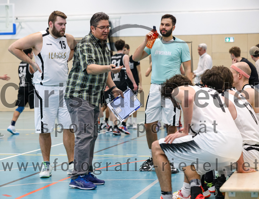 2023-03-26_046_TSV_Vaterstetten_gegen_Wacker_Knights_Burghausen | Vaterstetten, Deutschland, 26.03.2023:
Basketball, Bayernliga Herren Südost 2022 / 2023, 17. Spieltag, TSV Vaterstetten gegen Wacker Knights Burghausen, Endergebnis: 

Mathias Furtmair (TSV Vaterstetten, #15), Trainer Daniel Paz (TSV Vaterstetten)

Foto: Christian Riedel / fotografie-riedel.net