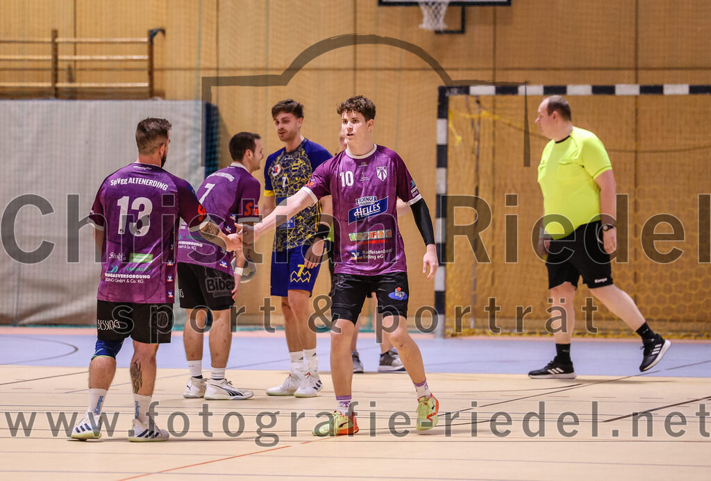 2024-12-14_108_SpVgg_Altenerding_gegen_MTV_Pfaffenhofen | Erding, Deutschland, 14.12.2024:Handball, Bezirksoberliga Männer 2024 / 2025, 10. Spieltag, SpVgg Altenerding gegen MTV Pfaffenhofen, Endergebnis: 32:30Sebastian Forster (SpVgg Altenerding, #13), Tim Steininger (SpVgg Altenerding, #10)Foto: Christian Riedel / fotografie-riedel.net