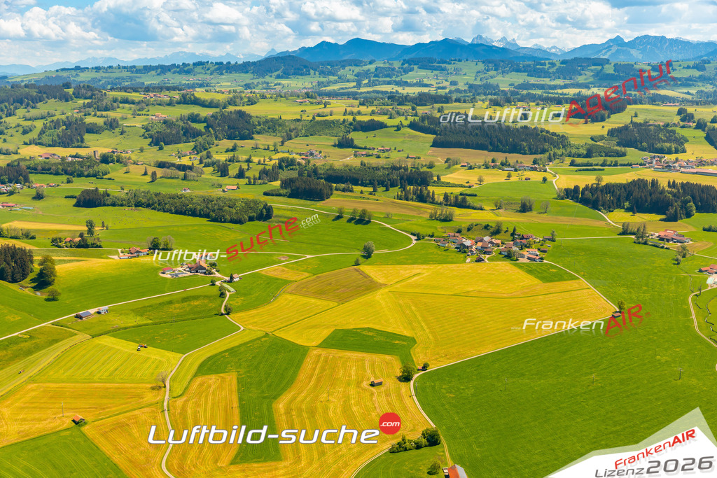 Das Luftbild zeigt :  Sulzberg - Die Luftaufnahme wurde 2024 vom UL-Flugzeug aus erstellt ( keine Drohne ) - Hochauflösende Luftaufnahme - Für grossformatige Ausdrucke geeignet. Die Geschenkidee !Mit Lizenz und Bildrechte bestellbar