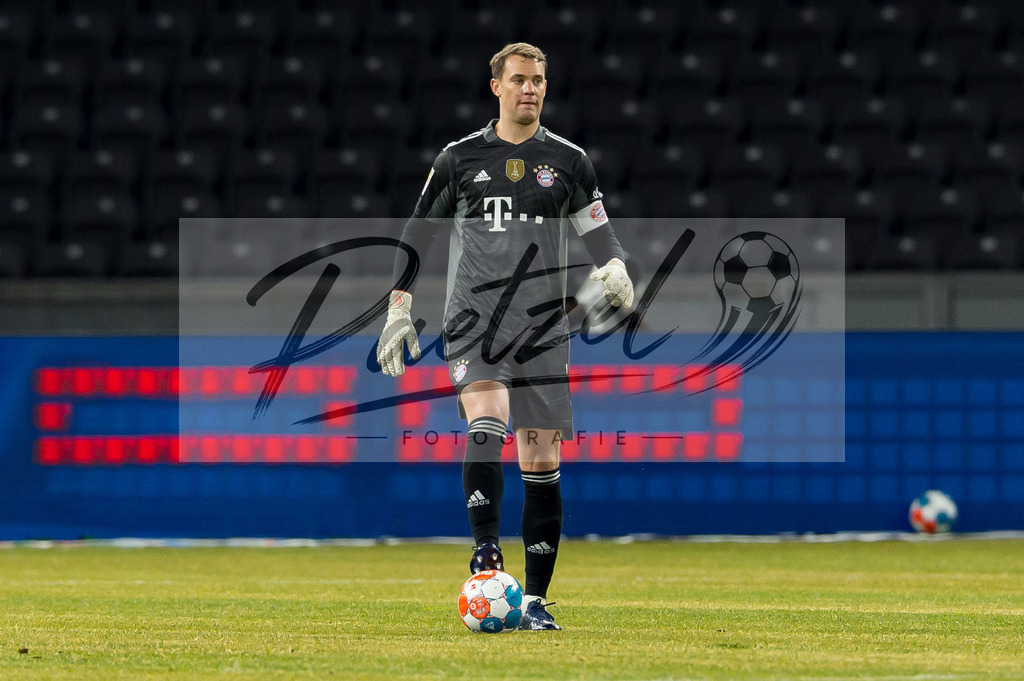 BSCFCB20220123_253 | Fussball, Herren: Torwart Manuel Neuer (FC Bayern Muenchen) in Aktion, am Ball, Einzelaktion bei dem Spiel der 1. Bundesliga zwischen Hertha BSC und FC Bayern Muenchen im Olypiastadion am 23.01.2022 in Berlin, Deutschland.DFB / DFL REGULATIONS PROHIBIT ANY USE OF PHOTOGRAPHS AS IMAGE SEQUENCES AND/OR QUASI-VIDEO. - Realisiert mit Pictrs.com