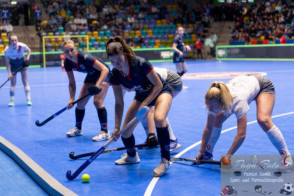 Volvo E.R.B. Final 4 Halbfinale Frauen: Der Club an der Alster - Berlienr HC, 25.01.2025 | lilith Ell (Berliner HC #16) &amp; Emily Wolbers (Der Club an der Alster #24) im Kampf um den Ball, Der Club an der Alster - Berliner HC, Frankfurt, Süwag Arena, 25.1.2025 - Realisiert mit Pictrs.com