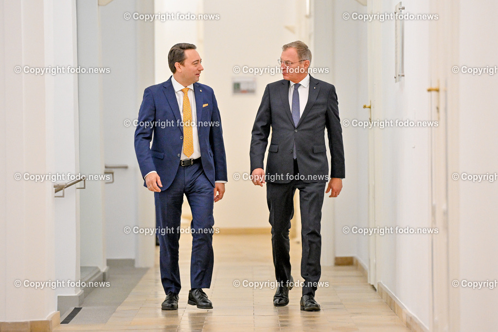 Pressekonferenz Land Ooe_ Praesentation Landeshaushalt 2024_ 07.11.2023-3 | 07.11.2023, Landhaus Linz, AUT, Pressekonferenz Land Ooe, Praesentation Landeshaushalt 2024 - Menschen entlasten. Wirtschaft foerdern, im Bild LH Thomas Stelzer (VP), LH-Stv. Manfred Haimbuchner (FP)