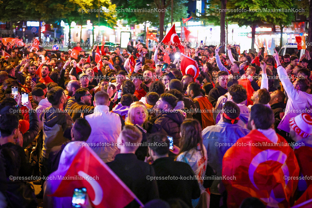 HHmx02072401025 | 02.07.2024, Hamburg, Tausende türkische Fans feiern nach dem Sieg der Türkei auf der hamburger Reeperbahn den Einzug ins Viertelfinale. Es werden jubelnd Rauchtöpfe, bengalos, Blinker, bengalisches Feuer und Feuerwerk gezündet. 