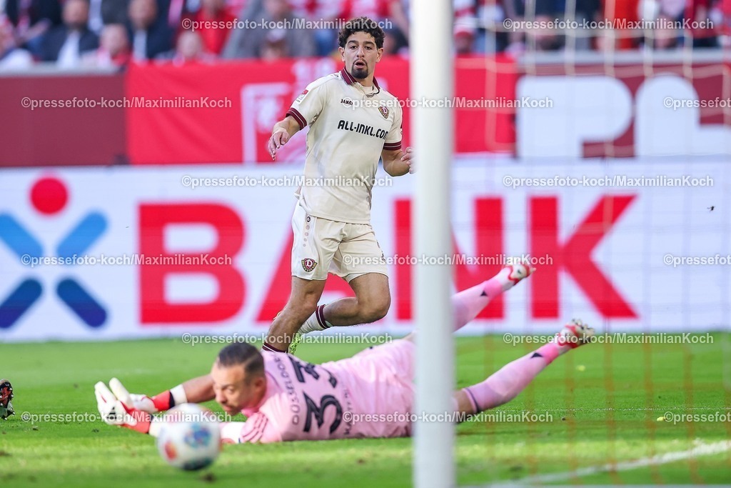 F9524042601030 | 24.04.2026, Fußball, Fortuna Düsseldorf - SC Dynamo Dresden, 2. Fußball Bundesliga, Herren, Merkur Spiel-Arena, 31. Spieltag, Saison 2025 2026: Parade Torwart Florian Kastenmeier&nbsp;(Fortuna Düsseldorf #33) verteidigt das Tor gegen Bob Bobzien (Dynamo Dresden #20)  DFB regulations prohibit any use of photographs as image sequences and or quasi-video.