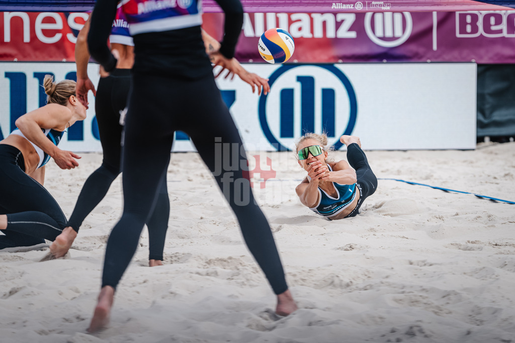 Beachvolleyball | Frauen | German Beach Tour 2024 | Tourstop Bremen | 09.06.2024 | Paula Schürholz springt zum Ball