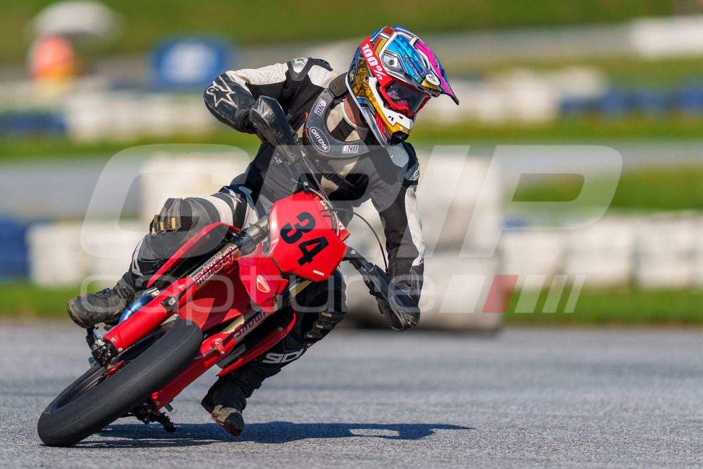 SuperMoto_Staatsmeisterschaft_Greinbach_228 | GRIPcapture steht für authentische Sportfotografie in Österreich – für Momente, die mehr sind als Geschwindigkeit oder Ergebnis. Es geht um Emotion, Spannung, Fokus und den Augenblick, der oft nur einen Wimpernschlag dauert.Ob Motorsport, Teamsport oder 
