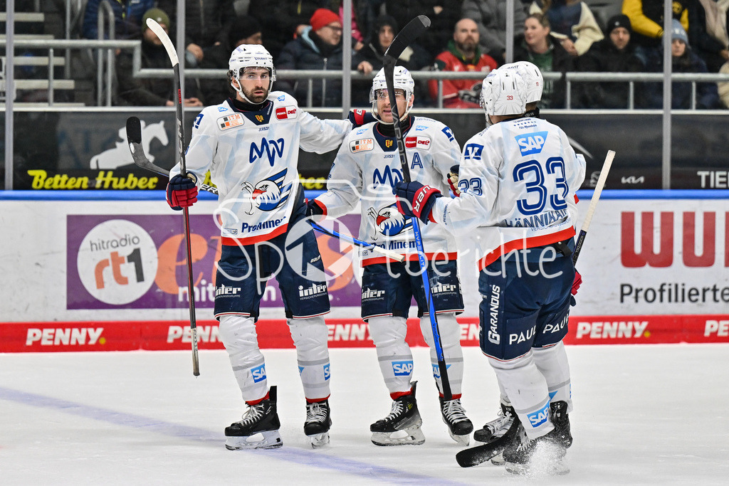 Augsburger Panther - Adler Mannheim | Jubel der Gaeste nach dem Treffer zum 1-4 durch Jordan SZWARZ (Adler Mannheim 14) / Freude / Happy / Tor / Torschuezte / DEL: Augsburger Panther - Adler Mannheim, Curt Frenzel Stadion am 26.12.2024