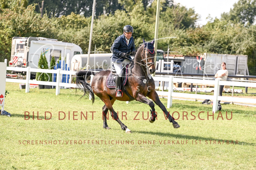 Schugtsche-Düren.2024-10.Springprf.M_-67 | Schugtsche Fotografie - Realisiert mit Pictrs.com