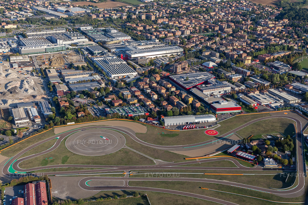 Vue aérienne: Circuit de Formule 1 de Ferrari, Pista di Fiorano, Circuito di Fiorano à Fiorano Modenese dans le département Modena, Italie – .Photo: IMG_134593.jpg prise le 19/09/2022 par Werner Riehm/FLY-FOTO.eu – Résolution de l'original: 4348 x 2898 px – WWW.FERRARI.COM