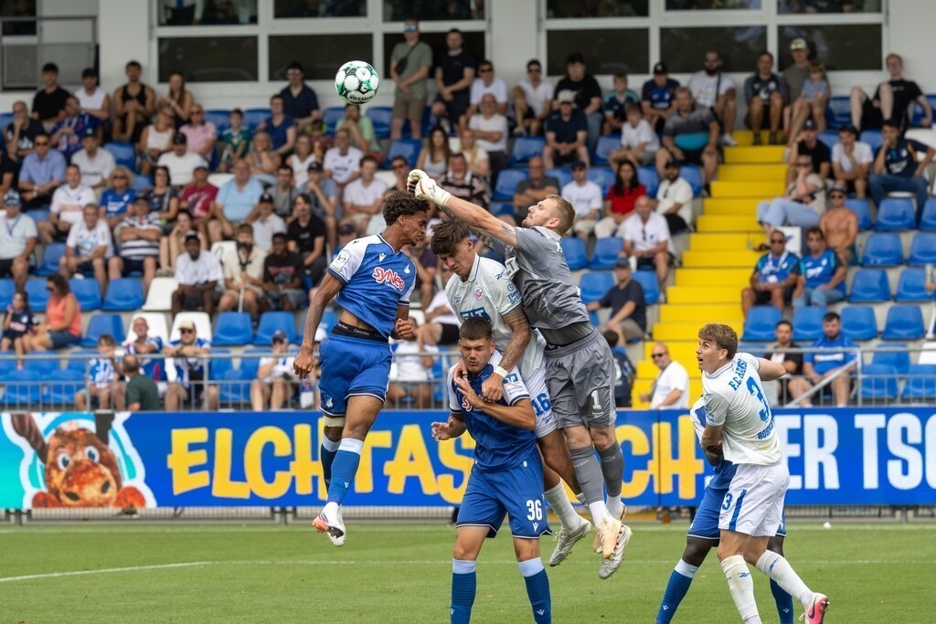 Fußball 3. Liga, Saison 2026/27, 1. Spieltag: TSG Hoffenheim 2 gegen Hansa Rostock | Fußball 3. Liga, Saison 2026/27, 1. Spieltag: TSG Hoffenheim 2 gegen Hansa Rostock***Luca Unbehaun (1, Rostock) kann nach Eckball klären - Realisiert mit Pictrs.com