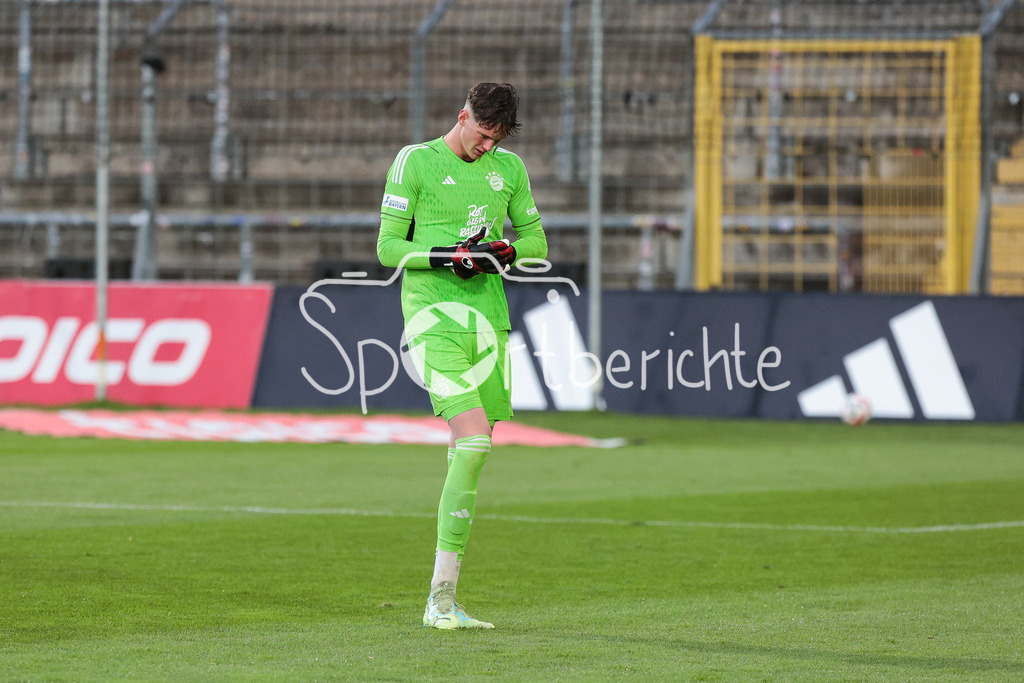 FC Bayern Amateure - TSV Buchbach | Tom Ritzy HUELSMANN (FCB #1) muss nach seiner roten Karte vom Platz / Notbremse