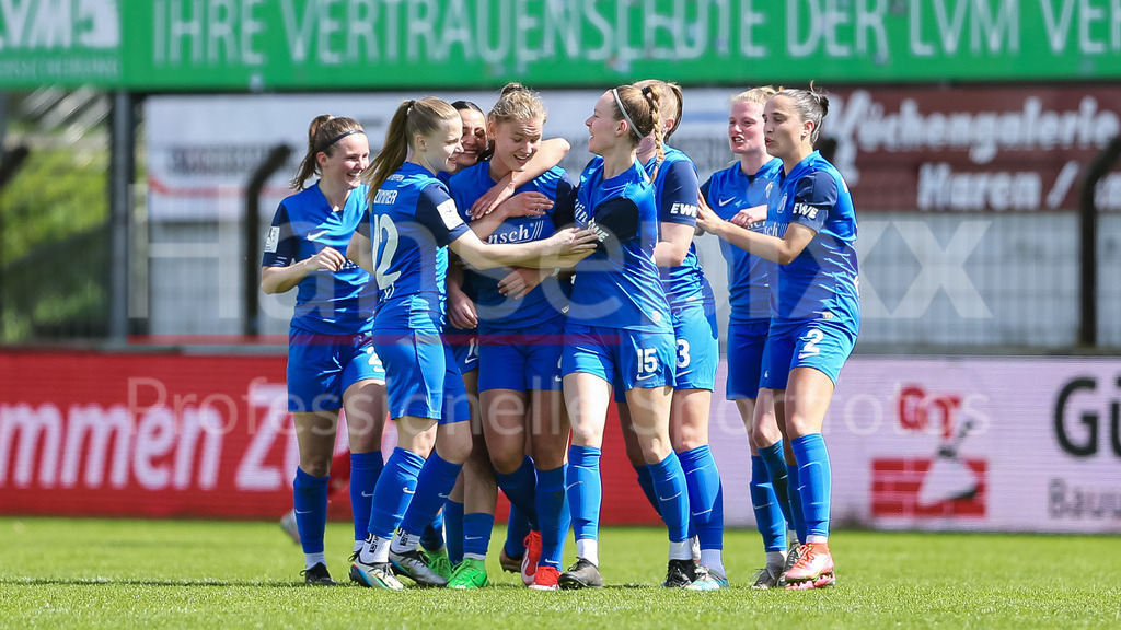 Fussball, 2. Frauen-Bundesliga, SV Meppen - SC Sand | v.li.: Spielerinnen vom SV Meppen mit Torjubel, Jubel, jubeln, jubelt, optimistisch, Spielszene, Highlight, Freude über das Tor zum 3:0, DIE DFB-RICHTLINIEN UNTERSAGEN JEGLICHE NUTZUNG VON FOTOS ALS SEQUENZBILDER UND/ODER VIDEOÄHNLICHE FOTOSTRECKEN. DFB REGULATIONS PROHIBIT ANY USE OF PHOTOGRAPHS AS IMAGE SEQUENCES AND/OR QUASI-VIDEO.