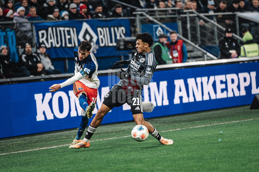 Fußball | Männer | Saison 2025/2026 | 1. Fußball-Bundesliga | 15. Spieltag | Hamburger SV vs. Eintracht Frankfurt | 20.12.2025 | v.l. Nicolas Capaldo (#24, HSV) gegen Nathaniel Brown (#21, Eintracht Frankfurt)