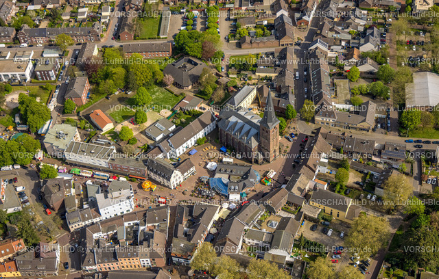 Nettetal240403112Kaldenkirchen | Luftbild, Innenstadt City, kath. Kirche St. Clemens, Pfarrzentrum Convent Pfarrhaus, verkaufsoffener Sonntag und Frühlingsfest mit Straßenfest um den Kirchplatz und Klosterstraße Fußgängerzone, Kaldenkirchen, Nettetal, Niederrhein, Nordrhein-Westfalen, Deutschland