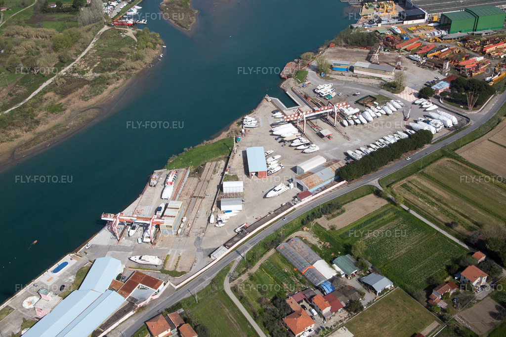Vue aérienne: Vue de la ville à Ameglia dans le département Ligurie, Italie – .Photo: IMG_087145.jpg prise le 04/04/2016 par Werner Riehm/FLY-FOTO.eu – Résolution de l'original: 5472 x 3648 px