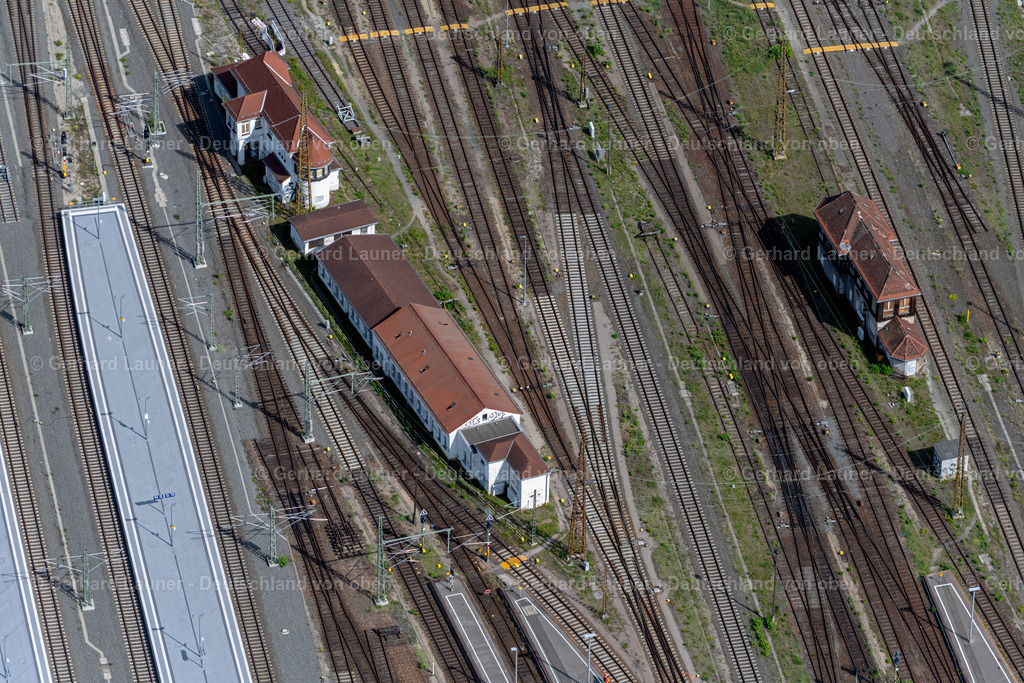 4039738 | LEIPZIG 14.09.2020 Schienen- Gleis- und Oberleitungsstrang im Streckennetz der Deutschen Bahn im Ortsteil Zentrum in Leipzig im Bundesland Sachsen, Deutschland. Weiterführende Informationen bei: DB Netz AG,  Deutsche Bahn AG. // Railway track and overhead wiring harness in the route network of the Deutsche Bahn in the district Zentrum in Leipzig in the state Saxony, Germany. Further information at: DB Netz AG,  Deutsche Bahn AG. Foto: Gerhard Launer