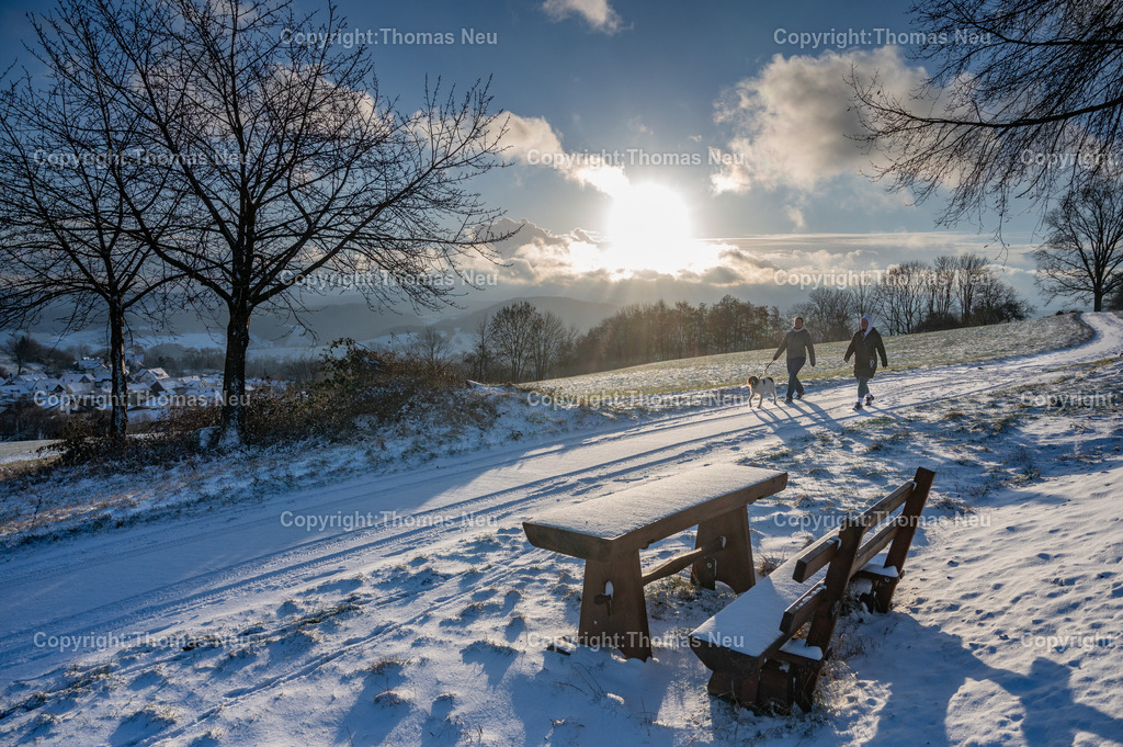 Winter_Schnee_Winterkasten_Fotografie_Thomas-Neu | Winterliche Landschaft bei Winterkasten nahe Lindenfels: Raureif und Schnee überziehen Felder und Wiesen an einem klaren Wintertag im Odenwald.Foto: Thomas Neu