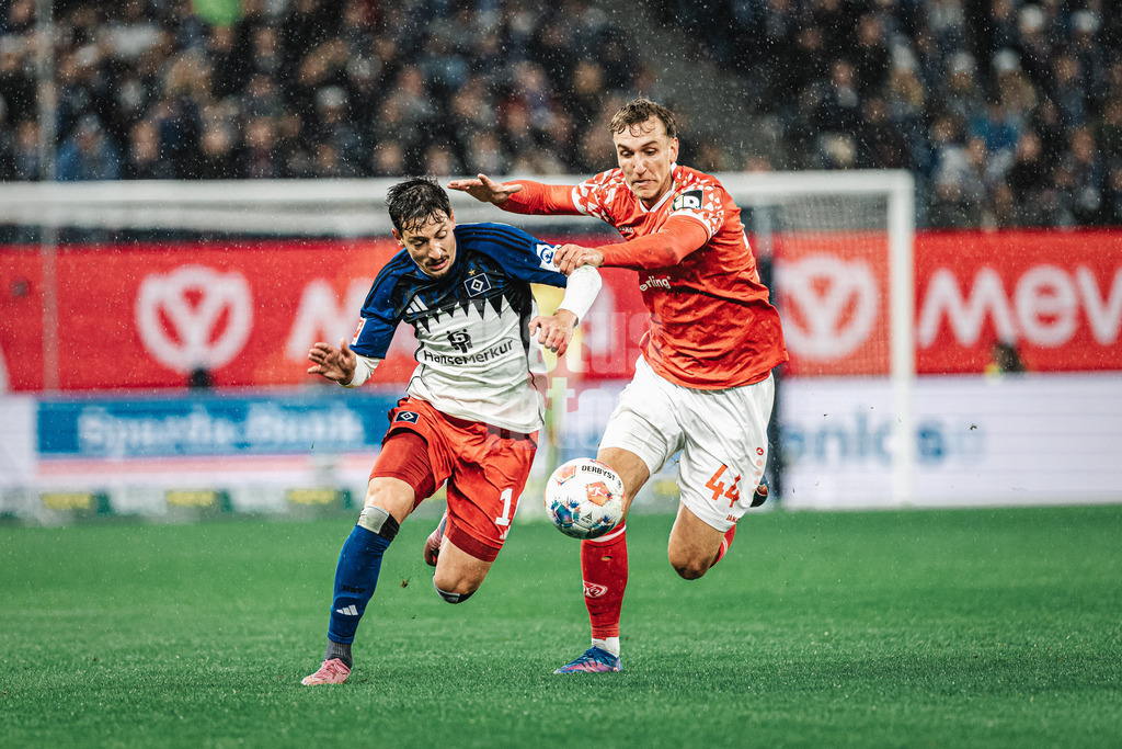 Fußball | Männer | Saison 2025/2026 | 1. Fußball-Bundesliga | 6. Spieltag | Hamburger SV vs. 1. FSV Mainz 05 | 05.10.2025 | v.l. Giorgi Gocholeishvili (#16, HSV) gegen Nelson Weiper (#44, 1. FSV Mainz 05)