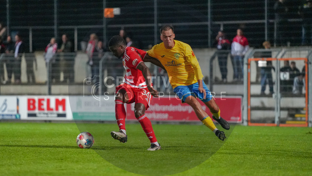 Fußball, Herren, Saison 2025/2026, Testspiel, Freundschaftsspiel, FSV 63 Luckenwalde vs. 1.FC Union Berlin, Mittwoch 08.10.2025, Werner-Seelenbinder-Stadion Luckenwalde, | Fußball, Herren, Saison 2025/2026, Testspiel, Freundschaftsspiel, FSV 63 Luckenwalde vs. 1.FC Union Berlin, Mittwoch 08.10.2025, Werner-Seelenbinder-Stadion Luckenwalde, Im Bild: Stanley Nsoki (l. Union) und Simon Gollnack (r. Luckenwalde) - Realisiert mit Pictrs.com