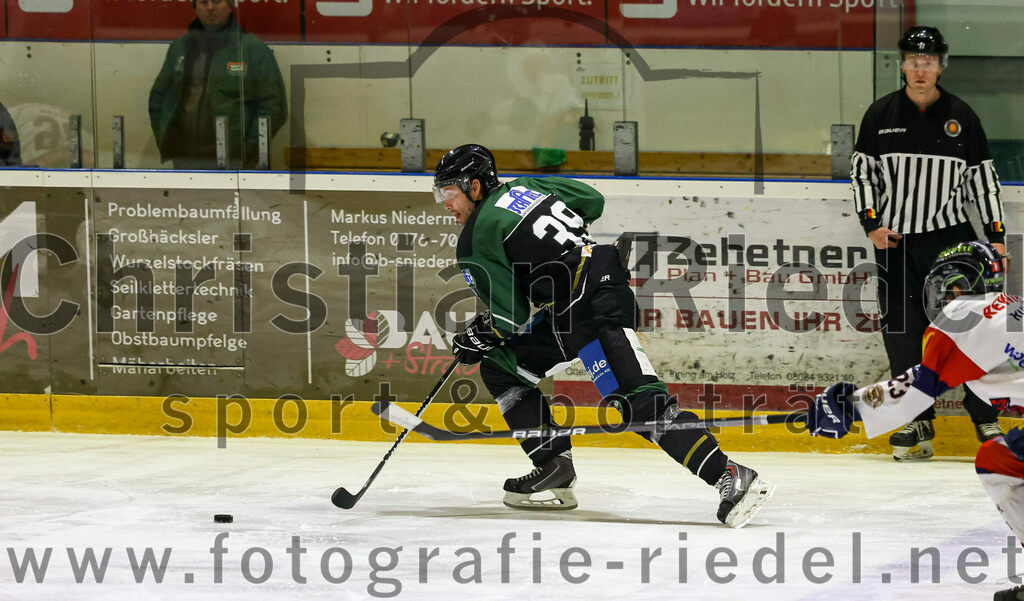 2023-01-13_015_TSV_Erding_gegen_VfE_Ulm-Neu-Ulm | Erding, Deutschland, 13.01.2023:
Eishockey, Bayernliga 2022 / 2023, 27. Spieltag, TSV Erding gegen VfE Ulm/Neu-Ulm, Endergebnis: 6:1

Thomas Plihal (Erding Gladiators, #39)

Foto: Christian Riedel / fotografie-riedel.net