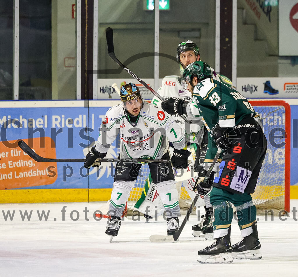 2026-01-02_068_TSV_Erding_gegen_Hoechstadt_Alligators | Erding, Deutschland, 02.01.2026:Eishockey, Oberliga Süd 2025 / 2026, 33. Spieltag, TSV Erding gegen Höchstadt Alligators, Endergebnis: 2:1Tyler Gron (Höchstadt Alligators, #7), Marc Schmidpeter (Erding Gladiators, #33)Foto: Christian Riedel / fotografie-riedel.net