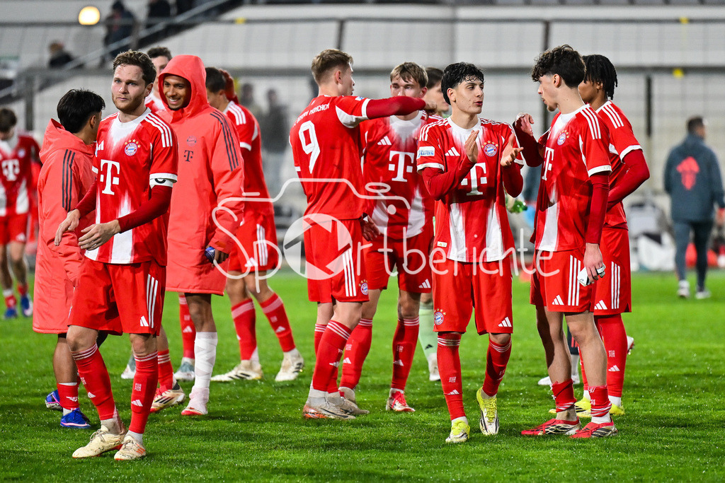 FC Bayern Amateure - SpVgg Unterhaching | MÜNCHEN, DEUTSCHLAND - 24. FEBRUAR: die Spieler der Bayern Amateure feiern zusammen mit den Fans den Heimsieg gegen Unterhaching nach dem Spiel zwischen den Amateuren des FC Bayern München und der SpVgg Unterhaching am 25. Spieltag der Regionalliga Bayern im Grünwalder Stadion / Benno SCHMITZ (FC Bayern München II 6)
