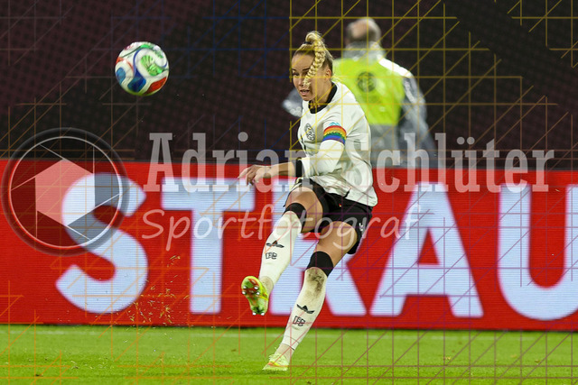 Deutschland vs Frankreich - Halbfinale - UEFA Women's Nations League | Düsseldorf, Deutschland, 24.10.25:   Giulia Gwinn ( Deutschland ) in Aktion am Ball, Einzelaktion waehrend des Halbfinals der UEFA Women's Nations League zwischen Deutschland vs Frankreich in der Merkur-Spiel-Arena(Foto von Brauer-Fotoagentur / Adrian Schlueter)