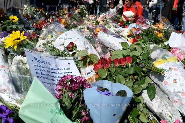 20240603-_8504484-messerattacke-mannheim-HEN-FOTO | 03.06.2024 Nach tödlicher Messerattacke am Marktplatz in Mannheim bei einer Veranstaltung der islamfeindlichen Bewegung Pax Europa BPE ruft die Stadt zur Kundgebung MANNHEIM HÄLT ZUSAMMEN als ein Zeichen für den Frieden und Zusammenhalt auf. Zahlreiche Teilnehmer legen Blumen nieder (Foto: Peter Henrich) - Realisiert mit Pictrs.com
