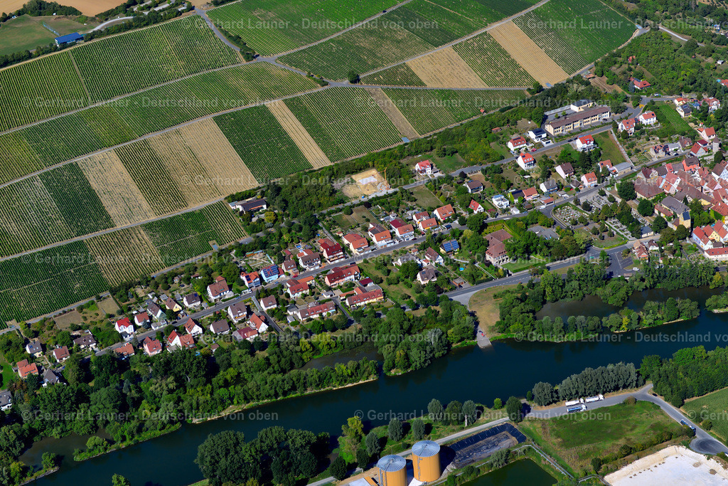 3650352 | FRICKENHAUSEN AM MAIN 31.08.2016 Ortskern am Rande von Weinbergen und Winzer- Gütern im Weinbaugebiet in Frickenhausen am Main im Bundesland Bayern, Deutschland // Town center on the edge of vineyards and wineries in the wine-growing area in Frickenhausen am Main in the state Bavaria, Germany Foto: Gerhard Launer