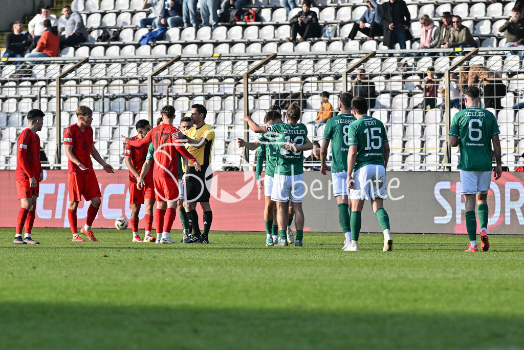 FC Bayern Amateure - 1. FC Schweinfurt 05 | Die Schweinfurter freuen sich ueber den Sieg bei den Bayern Amateuren / Jubel / Freude / Regionalliga Bayern: FC Bayern Muenchen II - 1. FC Schweinfurt 1905, Gruenwalder Stadion am 22.02.2025