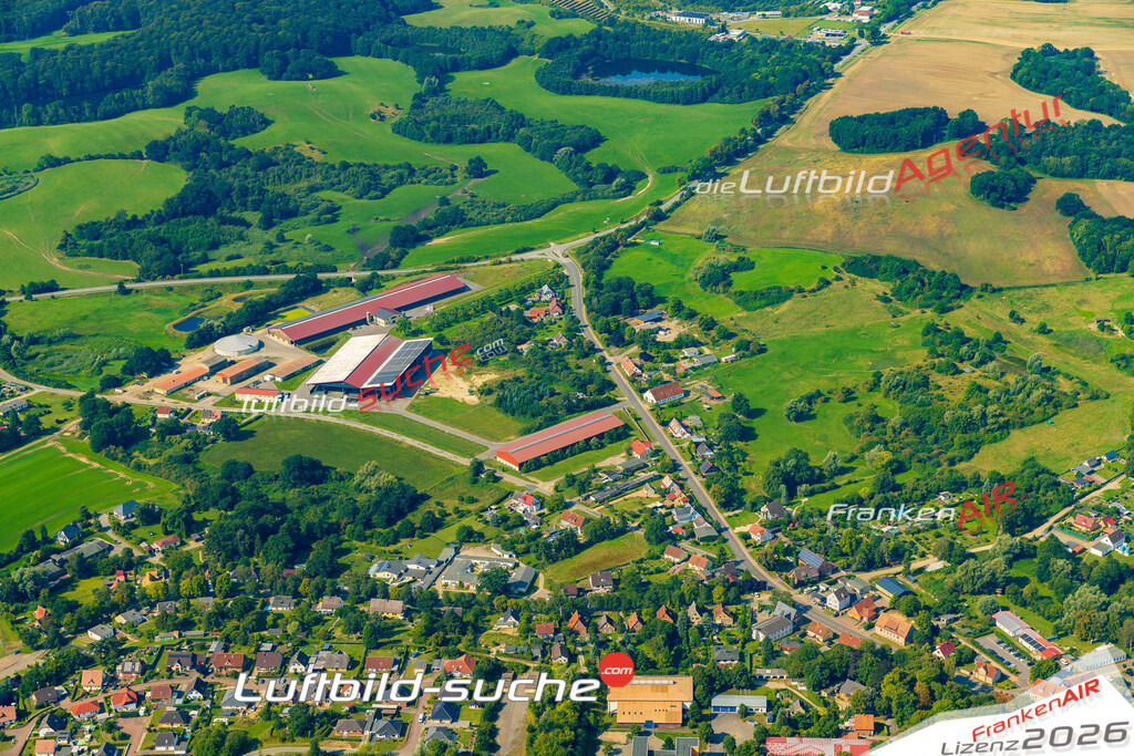 Luftbild der Stadt Brüel - Die Luftaufnahme wurde 2025 vom UL-Flugzeug heraus erstellt ( keine Drohne ) - Hochauflösende Luftaufnahme - für professionelle Ausdrucke geeignet. Die Geschenkidee !Hier alle&nbsp;Infos zur Lizenzierung der LuftaufnahmeWir fliegen auch dieses Jahr wieder in Ihre Region um Luftbilder zu erstellen.- Luftbild anfragen