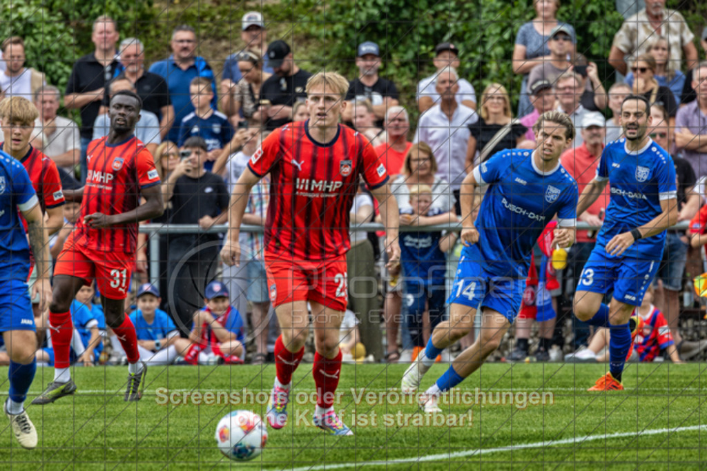 20250706_153849_0829-Bearbeitet | #,TSG Salach (blau) vs. 1.FC Heidenheim (rot), Fußball, Freundschaftsspiel - WfV, Saison 2025/2026, Rasensportplatz, Staufenecker Str. 41, 73084 Salach, 06.07.2025 - 15:30 Uhr,Foto: PhotoPeet-Sportfotografie/Peter Harich