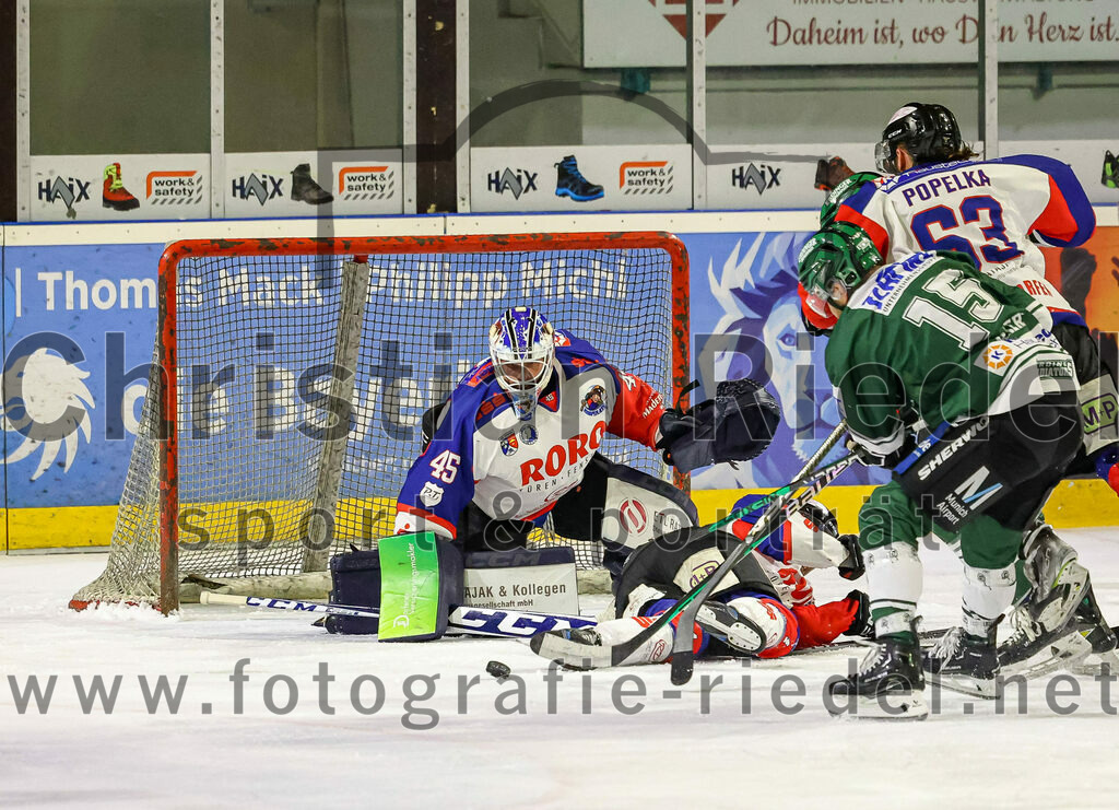 2023-11-03_020_TSV_Erding_gegen_ESC_Dorfen | Erding, Deutschland, 03.11.2023:
Eishockey, Bayernliga Vorrunde 2023 / 2024, 6. Spieltag, TSV Erding gegen ESC Dorfen, Endergebnis: 11:3

Torwart Maximilian Englbrecht (ESC Dorfen, #45), Elias Maier (Erding Gladiators, #15), Michal Popelka (ESC Dorfen, #63)

Foto: Christian Riedel / fotografie-riedel.net